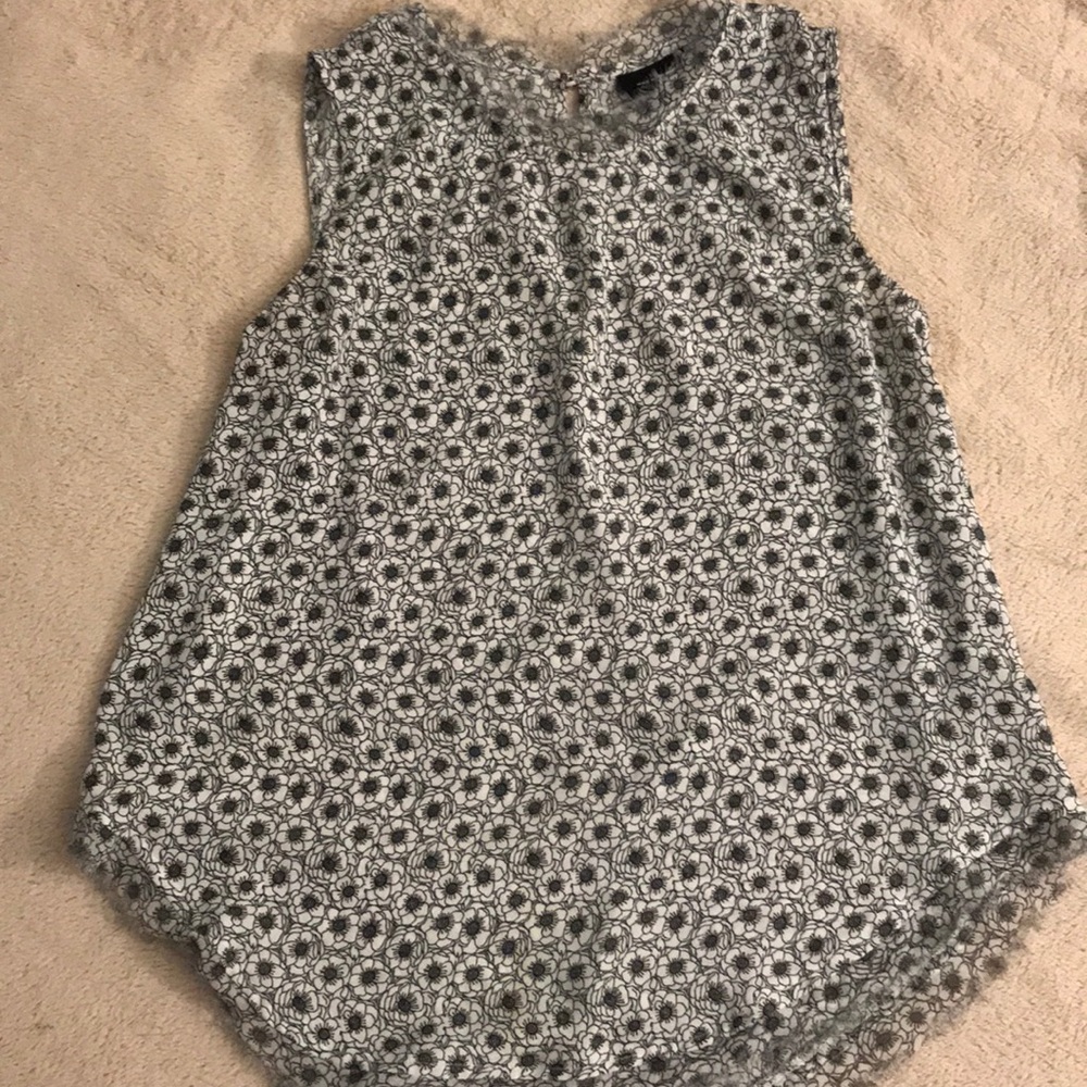 Black & white sleeveless blouse